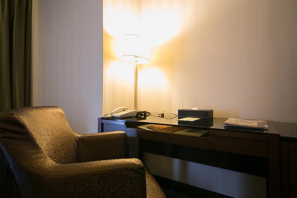 Evergreen Plaza Hotel - Tainan Bilik gambar A table lamp