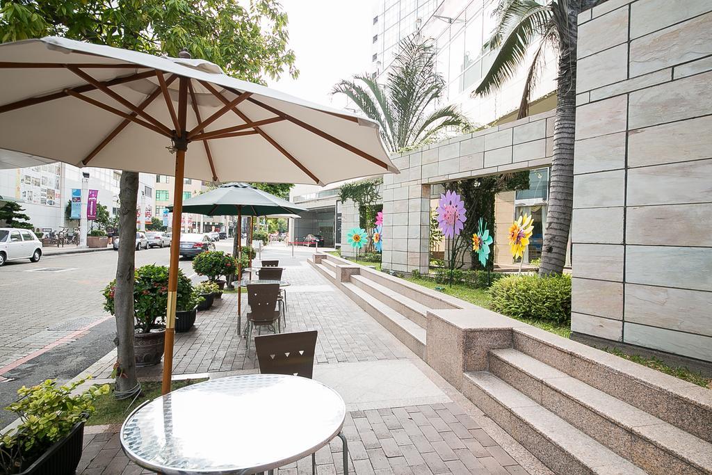 Evergreen Plaza Hotel - Tainan Luaran gambar The outdoor seating area