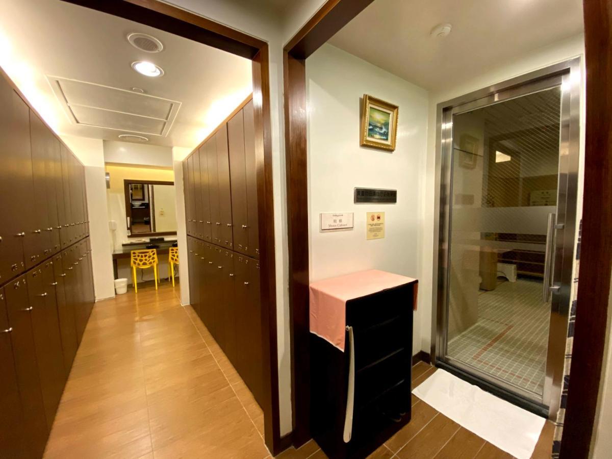 Evergreen Plaza Hotel - Tainan Luaran gambar A typical locker room at a public bath